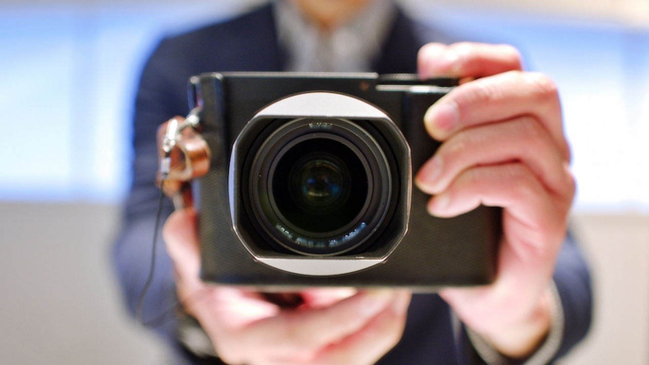 なぜスマホのカメラは限界なのか?2022年はコンデジの時代へ